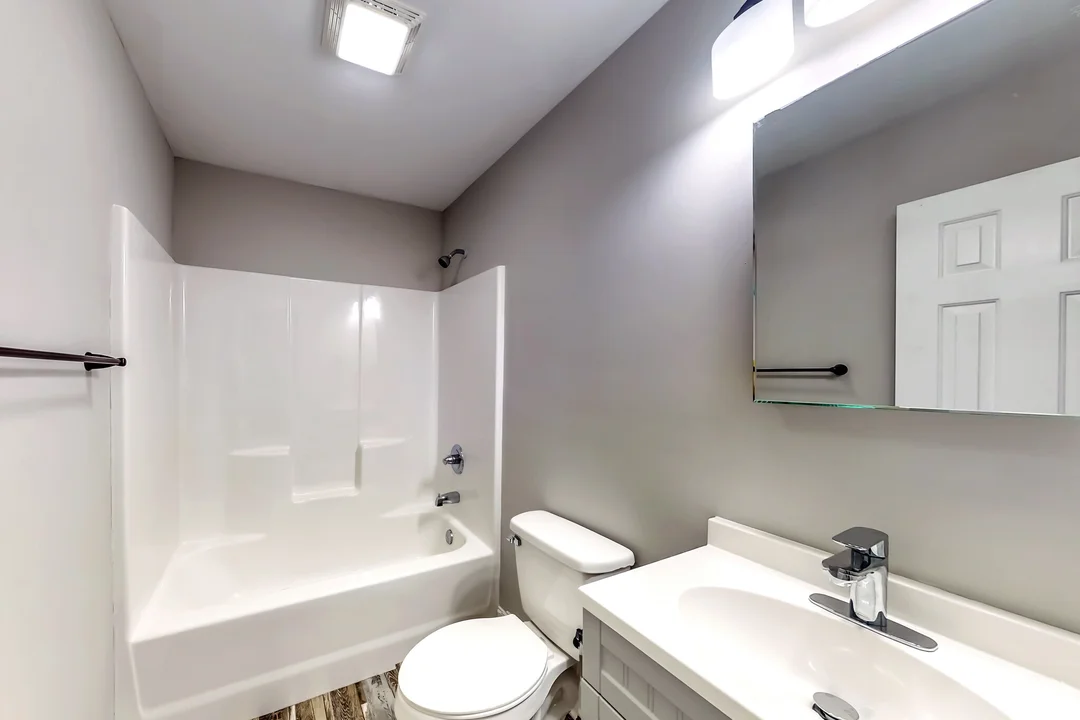 Plaza View Unit 2 - Full Bath